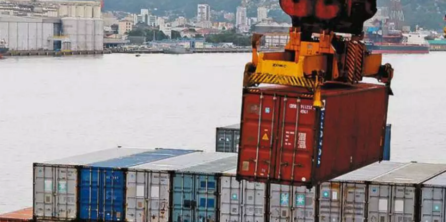 Operação de contêineres em terminal do Porto de Santos: navios de 366 m podem transportar 14 mil TEU